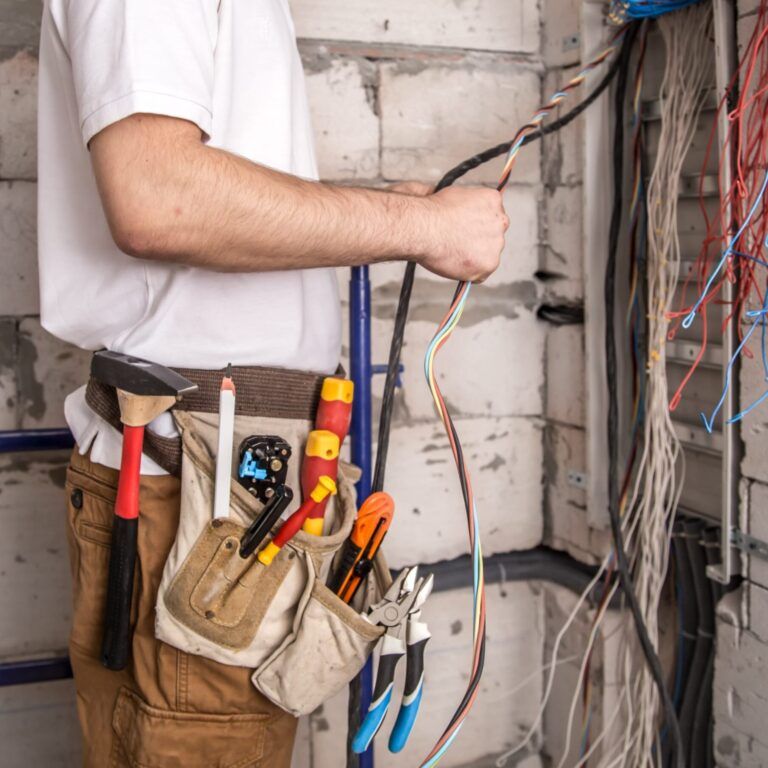 electricista-trabajando-cerca-tablero-cables-instalacion-conexion-electricidad-3-scaled