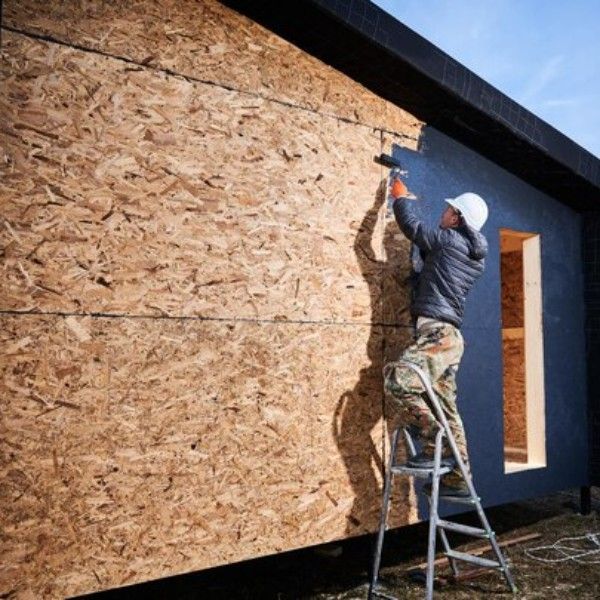 pintor-masculino-usando-rodillo-pintura-haciendo-trabajo-pintura-exterior-mientras-construye-casa-marco-madera_10069-11839